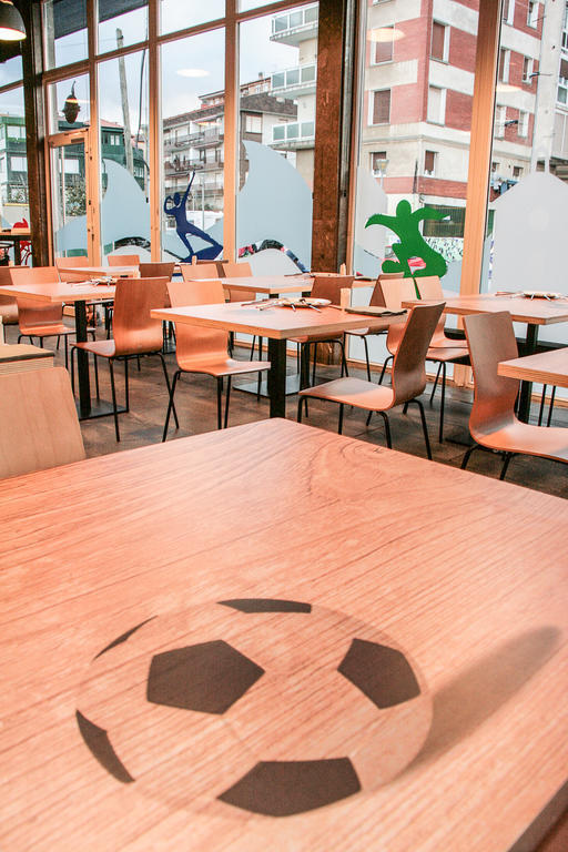 Mundaka Hostel & Sports Cafe Exterior photo